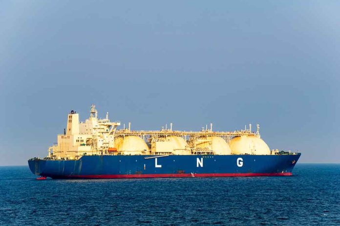 1078242305 featured image LNG tanker ship sailing on open sea.