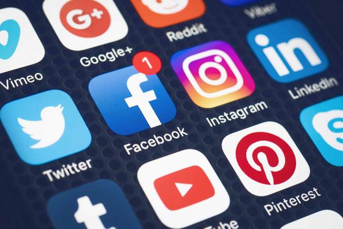 573033001 featured image Social media app icons displayed on a smartphone screen.
